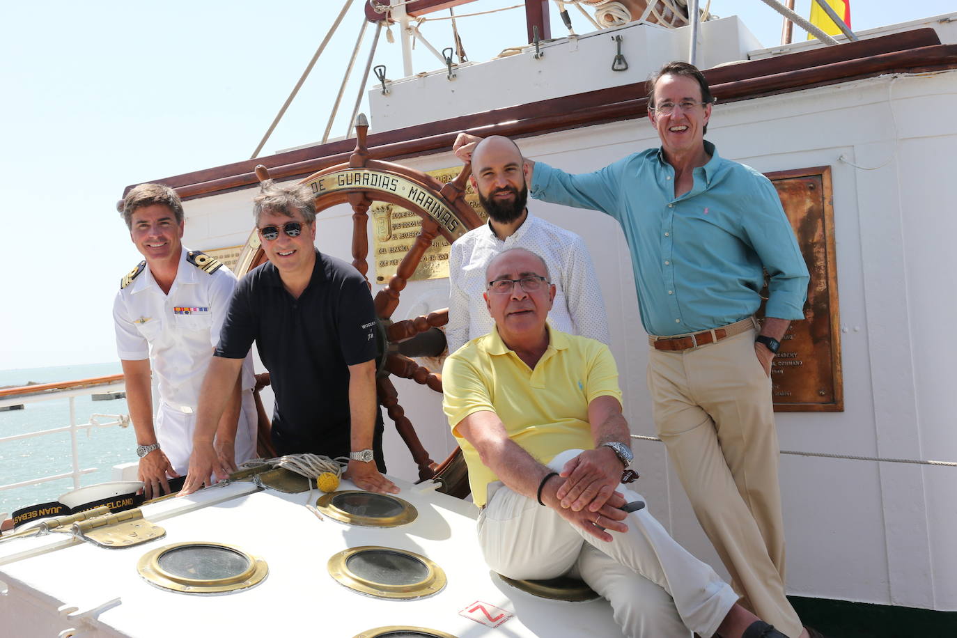 El capitán de corbeta David Méndez, el cocinero Joan Roca, el sumiller de Aponiente Juan Ruiz y Antonio Flores y Mauricio González Gordón, de González Byass, junto a la rueda del buque Juan Sebastián Elcano.
