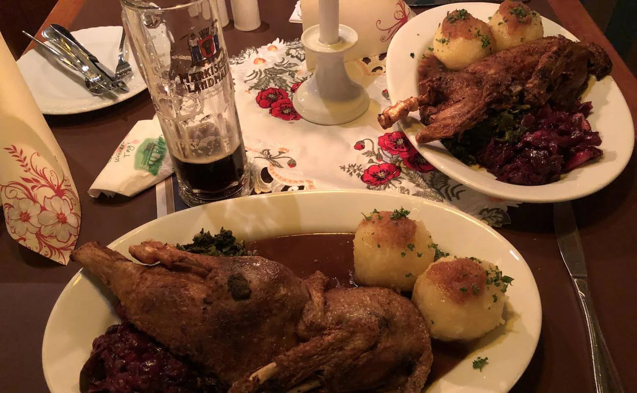 Medio pato al horno del Julchen Hoppe, con sus acelgas, remolacha y albóndigas de patata.
