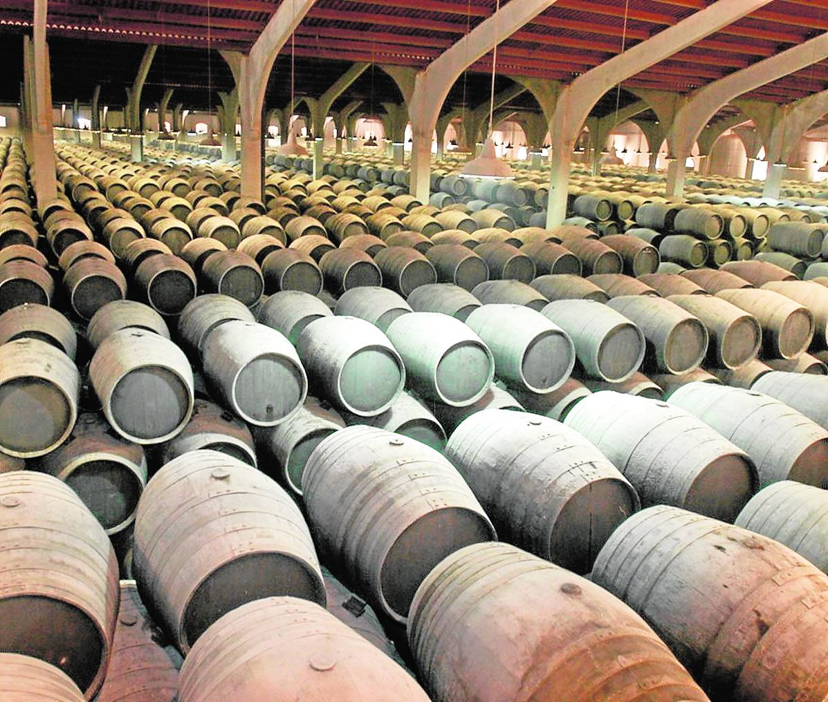 Barricas con vino de Jerez almacenadas en una bodega de Jerez de la Frontera. 