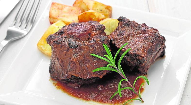 Rabo de toro estofado al estilo tradicional.