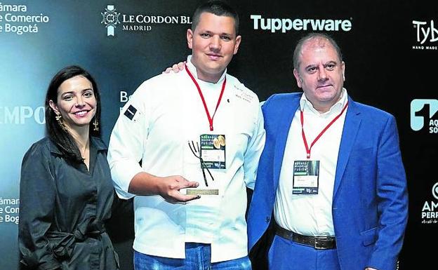 Miguel Warren (entre María Paz Gaviria y Benjamín Lana, presidente de la División de Gastronomía de Vocento) se alzó con el premio de Cocinero Revelación del Congreso.
