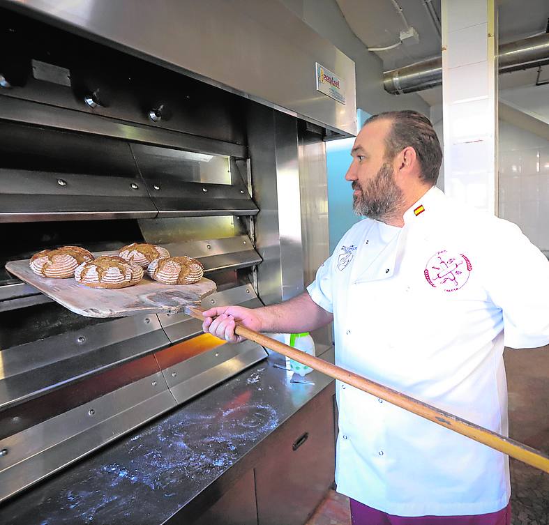 Federico Jiménez en su obrador de Motril. 