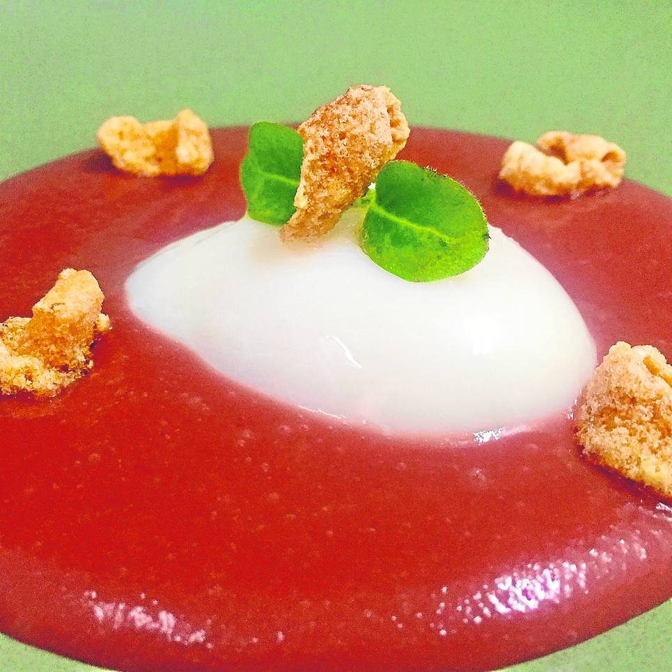 La crema de remolacha con huevo escalfado que propone Marcos Pedraza para esta semana.