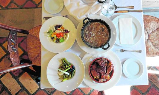 Mesa completa con la propuesta gastronómica idónea para celebrar la festividad de San Antón.