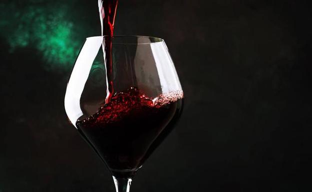 Decantando una copa de vino 