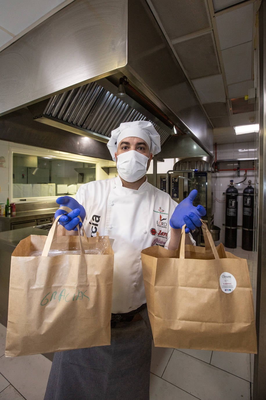 Gregorio García, hijo, prepara pedidos en su céntrico establecimiento de la capital que esta semana abría sus cocinas para pedidos con cita previa.