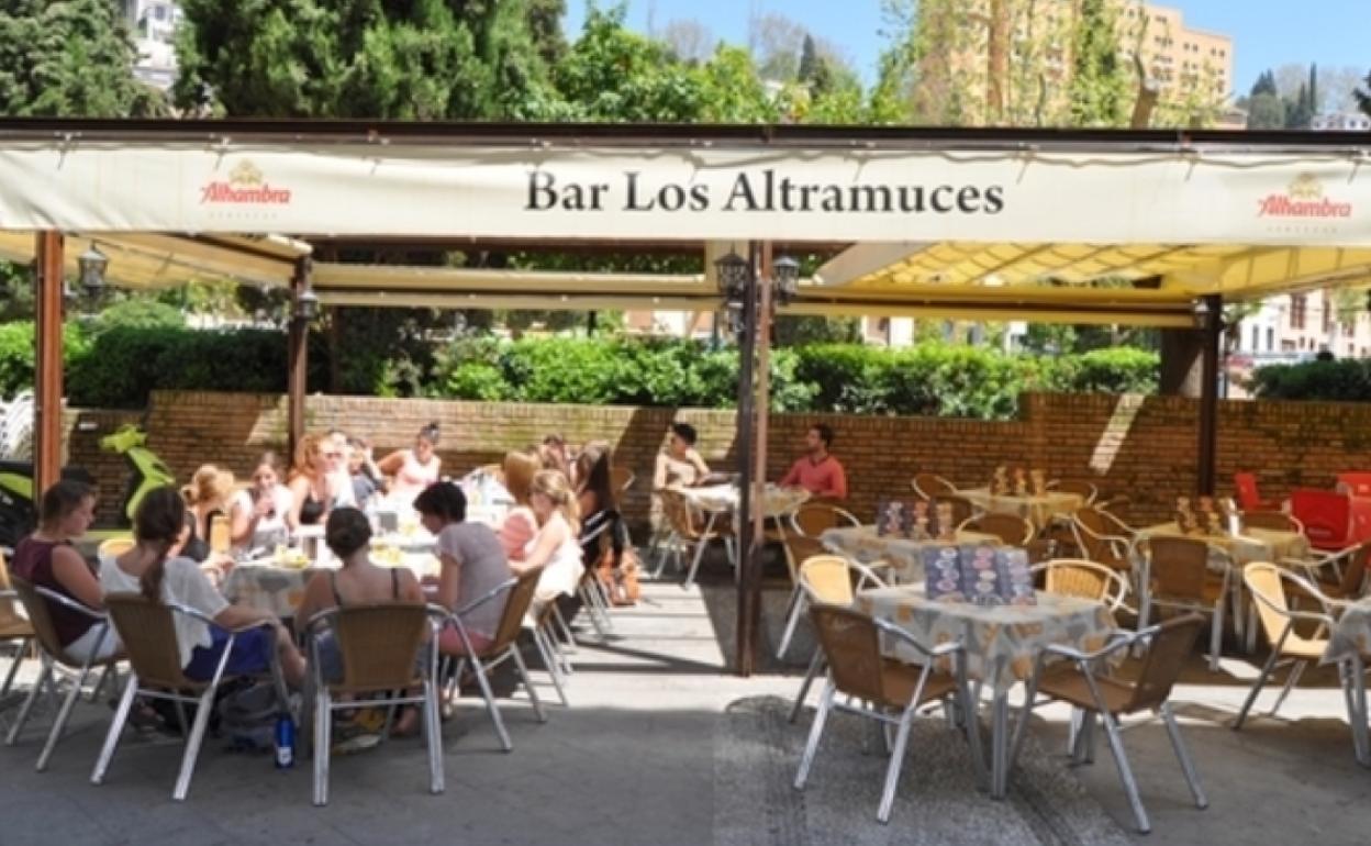 Bar Los Altramuces de Granada: «Su espíritu está en la sencillez del trato al cliente y a la calidad humana que se respira en su cocina»