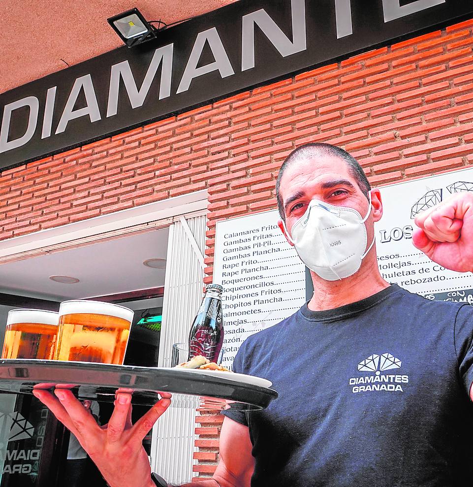 Damián posa motivado tras dos meses en ERTE. 