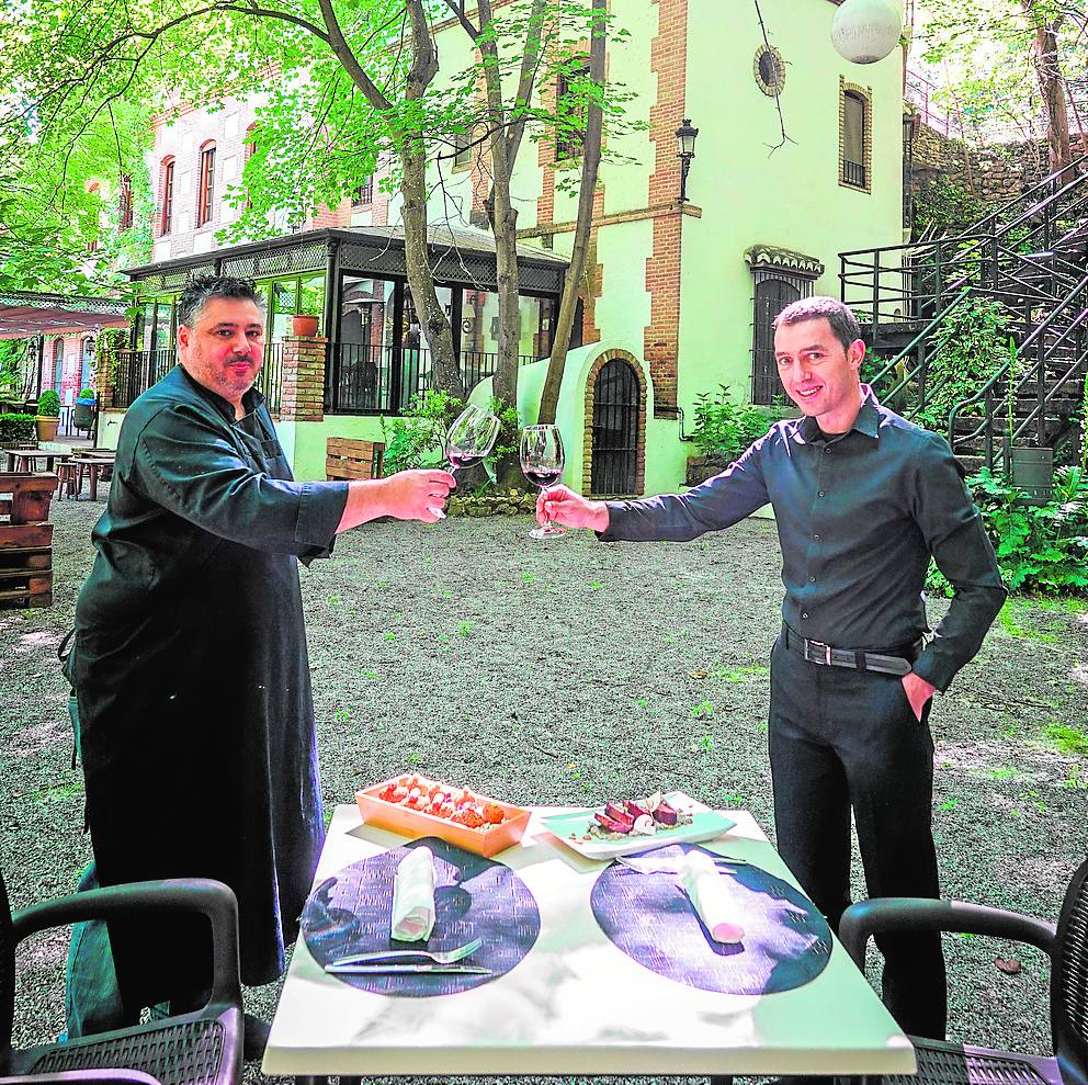 Miguel y Abraham almuerzan tras el servicio en El Molino. 