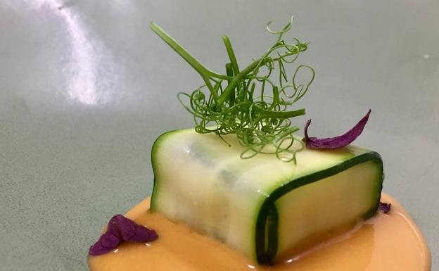 Imagen principal - El ravioli que prepara Marcos Pedraza. Abajo, el pescado al vapor aromatizado con hojas de pino de los bosques de Granada, de Álvaro Arriaga.