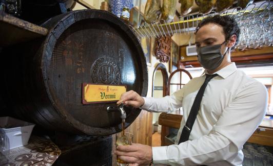 Un clásico por excelencia de Bodegas Castañeda: el vermú a granel, preparado con un toque de ginebra y de sifón. 
