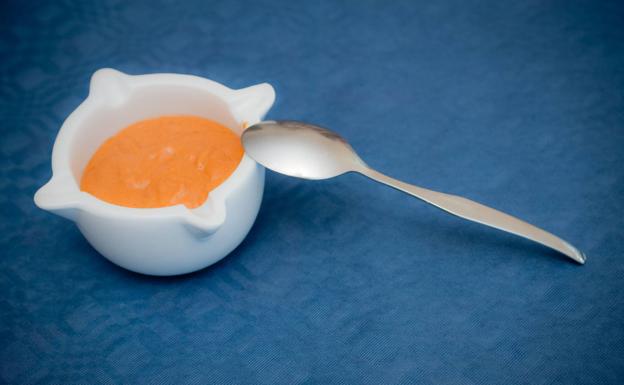 Un cuenco con la salsa Romescu de Álvaro Arriaga.