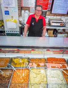 Imagen secundaria 2 - Algunos de los platos de la vitrina que a diario exponen los platos que se cocinan por la mañana. (Arriba) Francisco comprueba como las albondigas se van haciendo a su ritmo. 