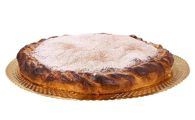 Imagen principal - (Arriba) Pastela moruna. (Abajo Izq.) La torta de cebolla y el hojaldre cordobés 