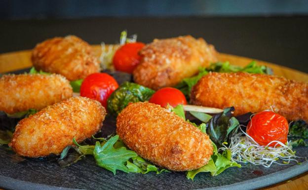 Imagen principal - Las croquetas de puchero del Asador La Casona, con tropezones y muy crujientes. RAMÓN L. PÉREZ | Plato de marmitako, histórico guiso de atún con patatas. FOTOLIA | Las tradicionales migas de Borneo Plaza. PEPE MARÍN