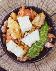 Imagen secundaria 2 - Las croquetas de puchero del Asador La Casona, con tropezones y muy crujientes. RAMÓN L. PÉREZ | Plato de marmitako, histórico guiso de atún con patatas. FOTOLIA | Las tradicionales migas de Borneo Plaza. PEPE MARÍN