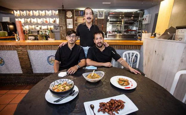 Chi Shing To Tam y sus hijos, Tze y Kei, en el comedor de Casa David.