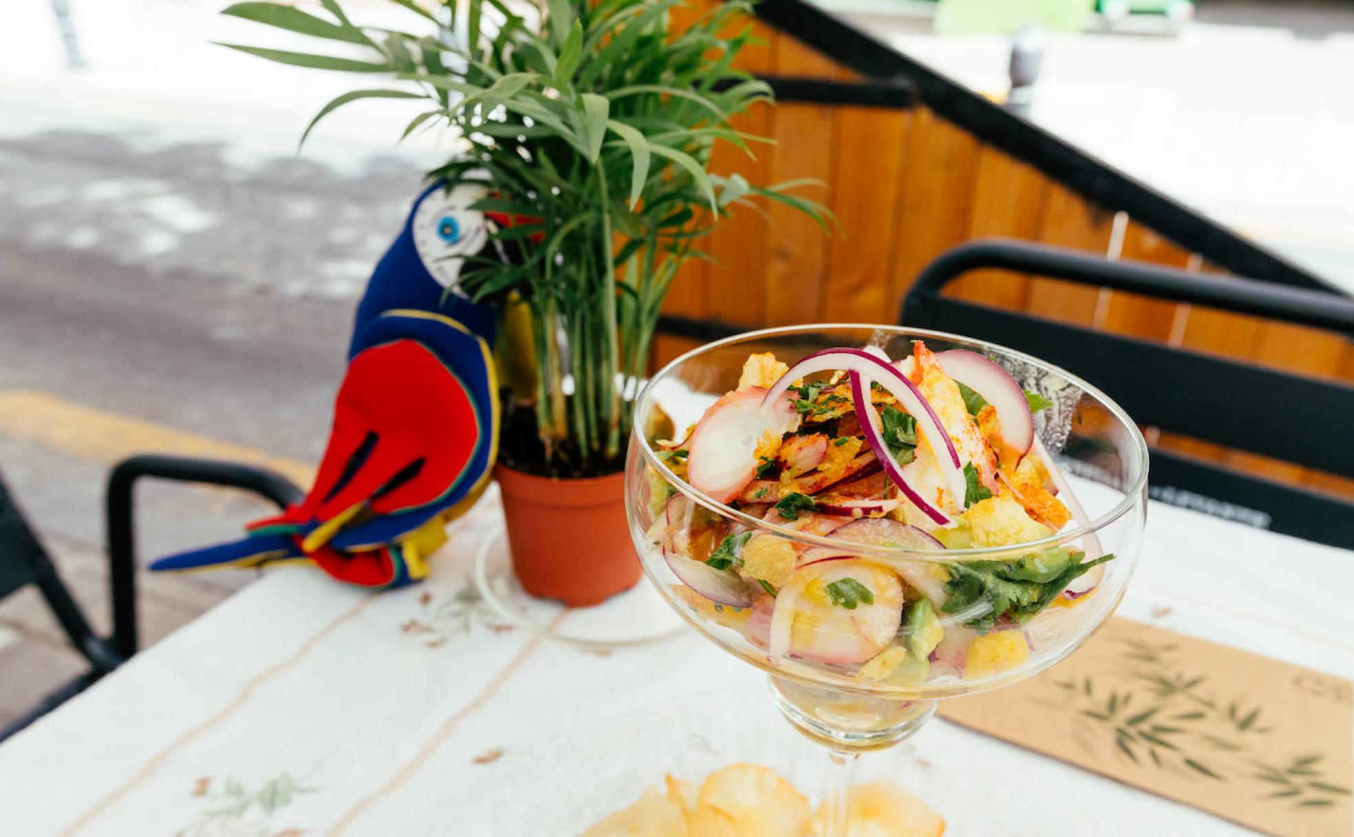 El restaurante Papaupa dispone de una terraza en la calle Molinos. para degustar sus ceviches.