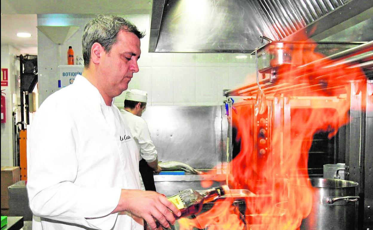José Álvarez, en la cocina de su restaurante La Costa. i