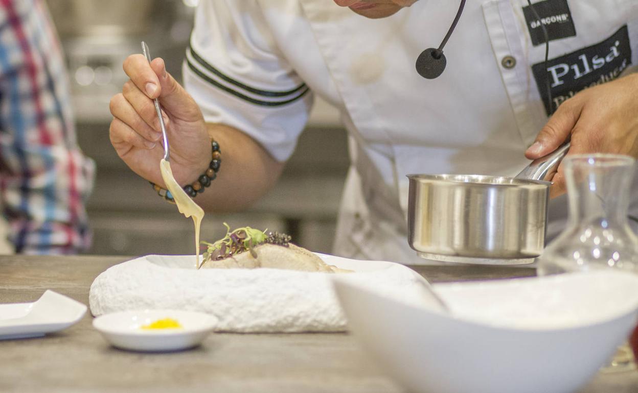 Granada Gourmet | Aceite Amarga y Pica para darle empaque al esturión