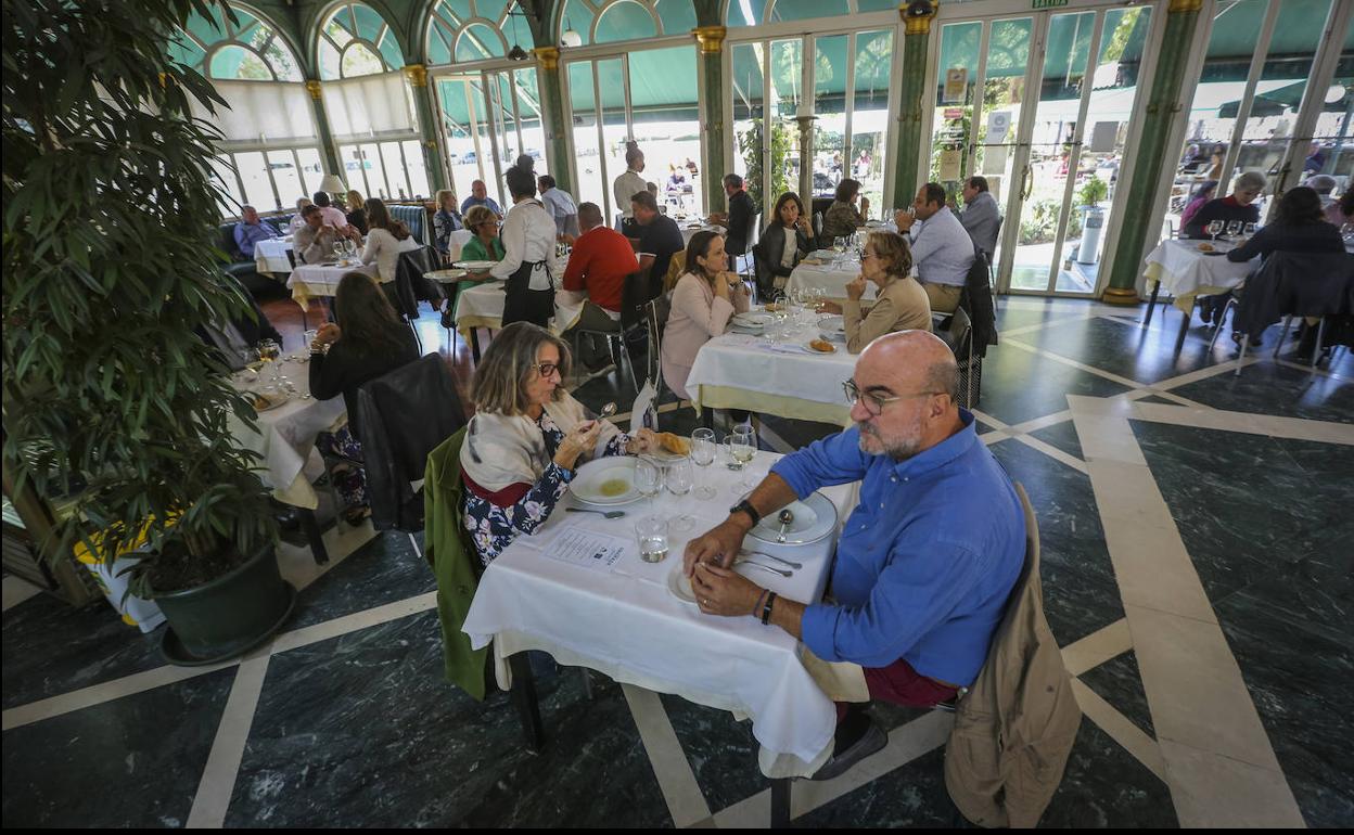 Lleno total en el comedor de Las Titas para disfrutar de uno de los menús Michelin