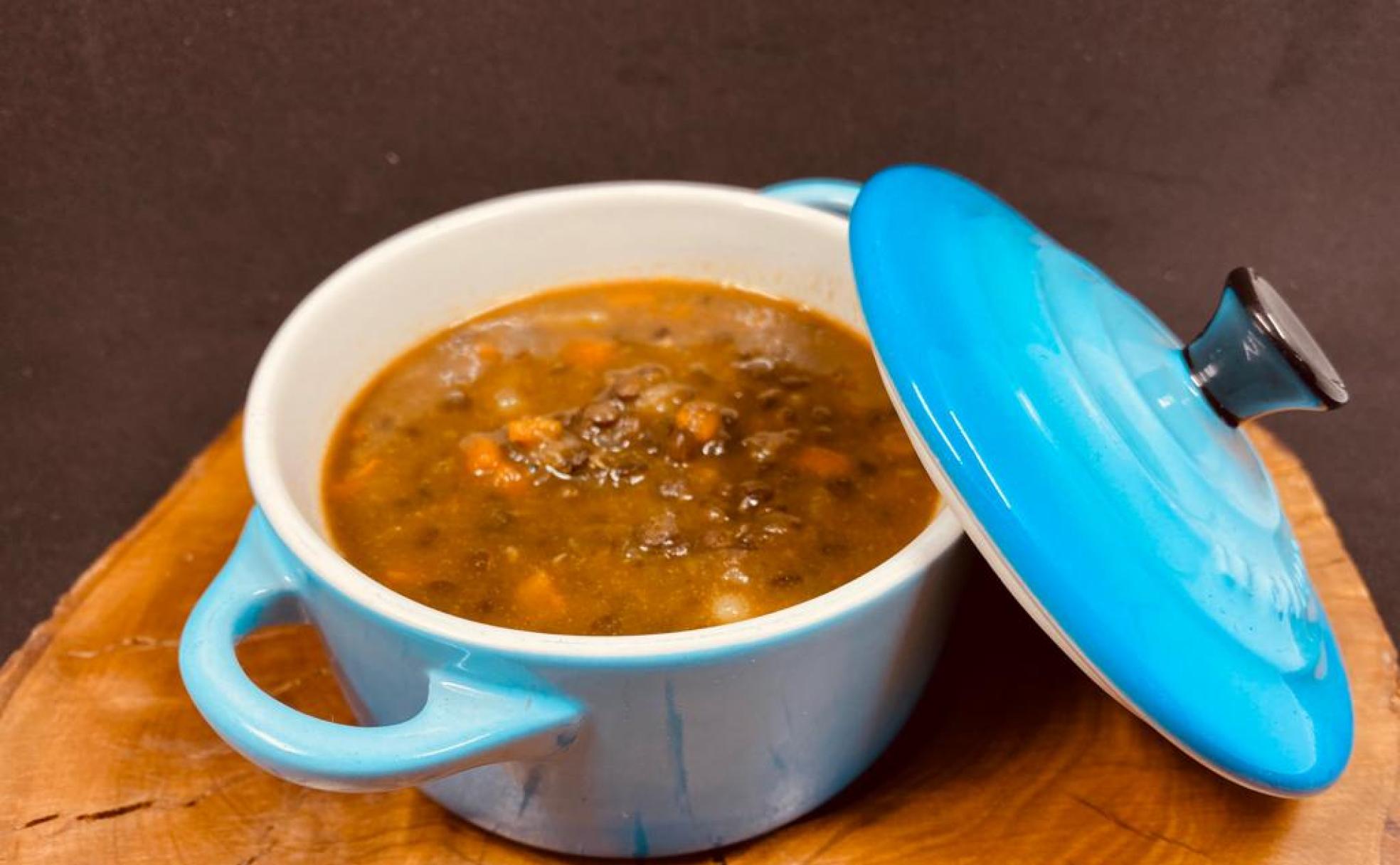 Deliciosa receta de lentejas estofadas con níscalos y codorniz
