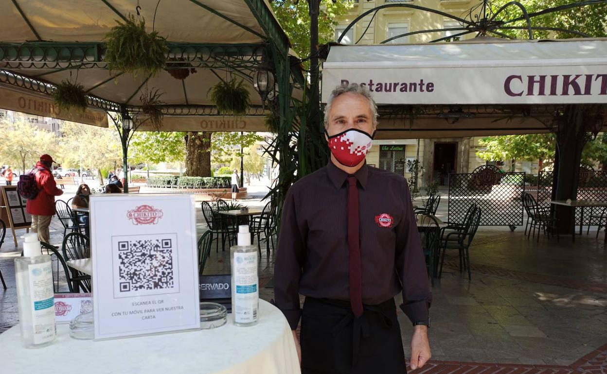 El camarero, en la terraza del Restaurante Chikito, donde trabaja desde hace más de 10 años. 