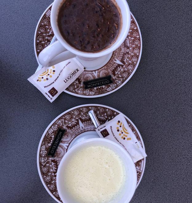 Chocolate negro con naranja y canela y chocolate blanco, en la terraza de La Gracia de Dios. 