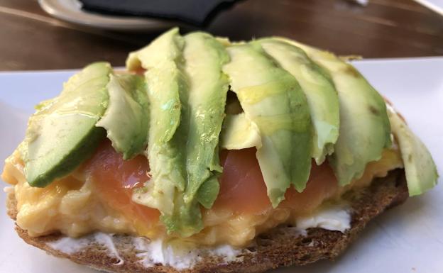 Tostada con huevos revueltos, queso y salmón de Minuit Pan & Café.
