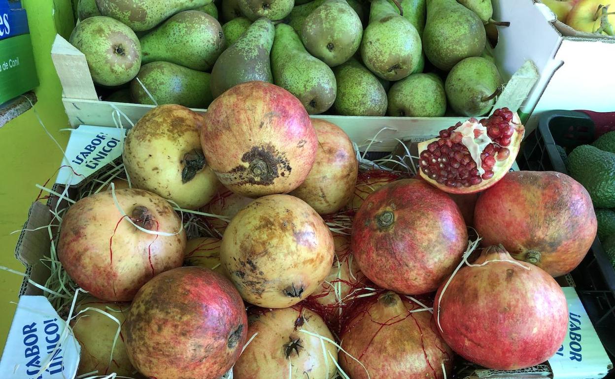 Granadas en una frutería del Zaidín.