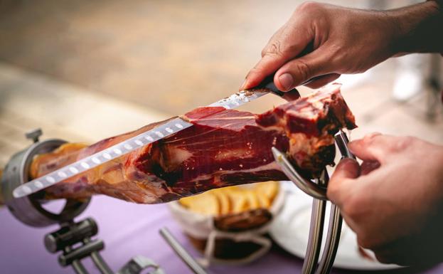 El jamón rompe el hielo y prepara el paladar para el plato principal. 
