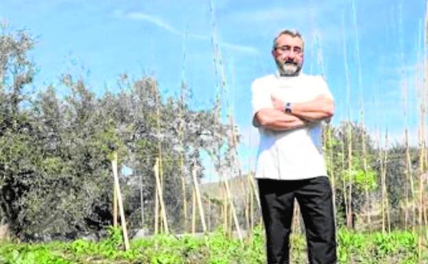 Diego Higueras, en su huerto. La vega de Granada es la mejor despensa de La Cantina de Diego.