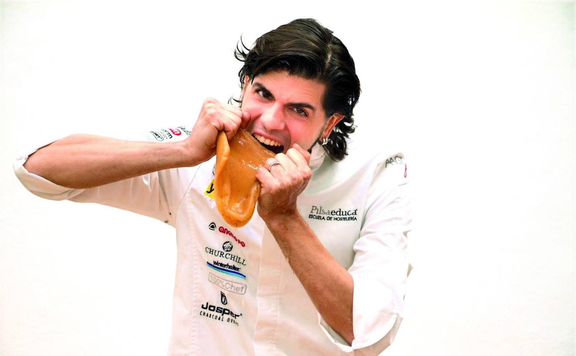 Su gran pasión es ofrecer sus conocimientos a jóvenes cocineros con sus mismas inquietudes porque «la cocina es compartir».