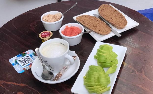 Tostada de aguacate y atún.