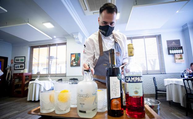 Proceso de preparación de los Negroni, uno de los cócteles de Asador Curro. 