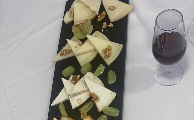 Imagen principal - Tabla de quesos granadinos. | Tartar de quisquilla. | La hora del gintonic. 