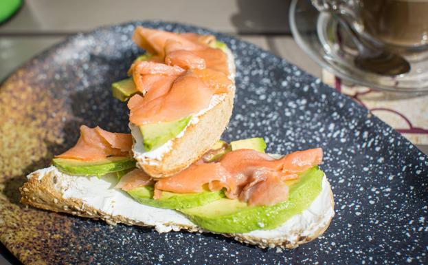 Queso de untar y salmón, la tostada de moda.