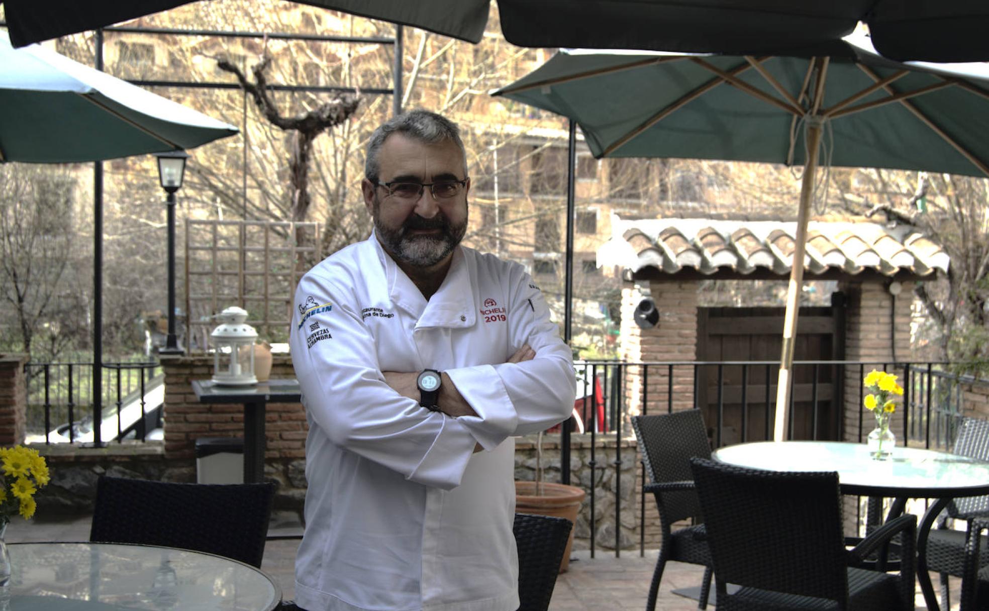 El cocinero de Monachil en la terraza de su restaurante, La Cantina de Diego.