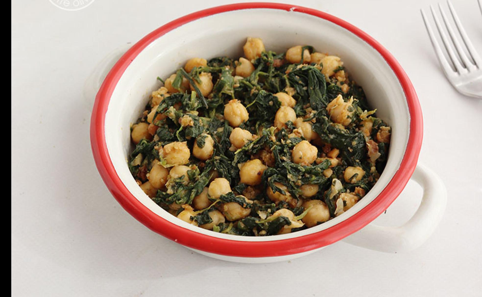 Receta tradicional andaluza de garbanzos con espinacas