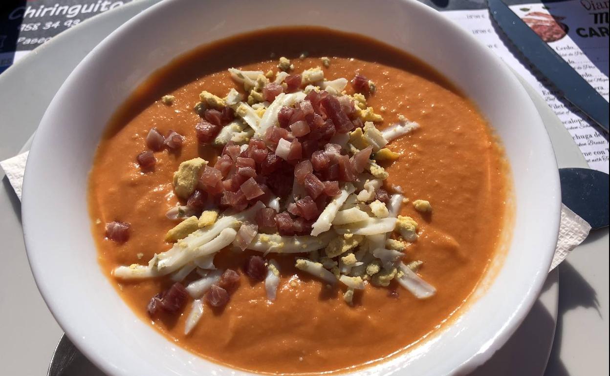 El primer salmorejo del año, en la playa