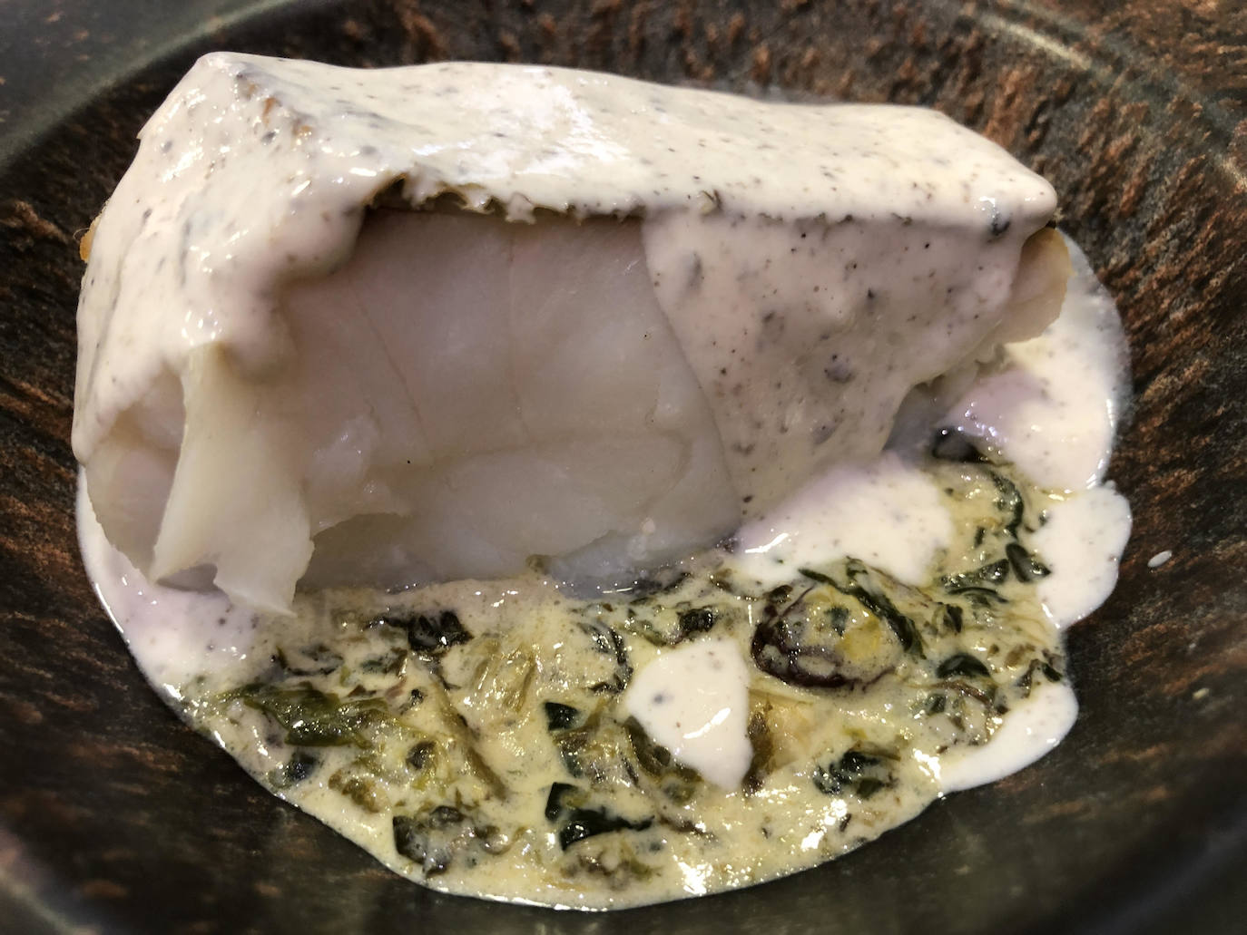 Láminas de bacalao con espinacas y trufa.