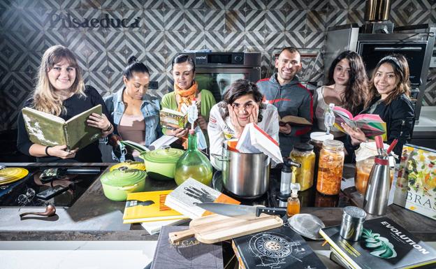 El cocinero, docente e investigador Txema Urda, rodeado de libros de cocina y flanqueado por un grupo de estudiantes en las instalaciones de Pilsa Educa. 