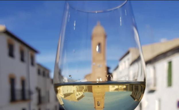 Vista urbana de Aldeire y su reflejo vitivinícola. 