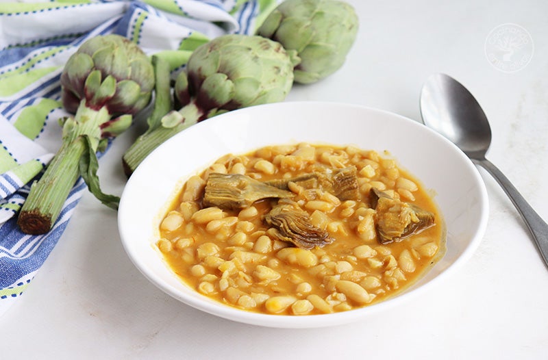 Habichuelas con alcachofas, ajos, comino y azafrán