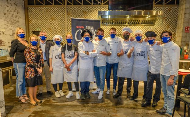 Imagen de los seis semifinalistas con el jurado.