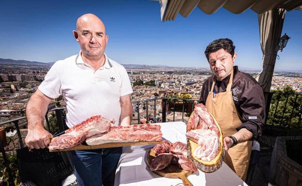 Los integrantes de Lori Meyers disfrutan de las setas de la taberna Palo Cortao