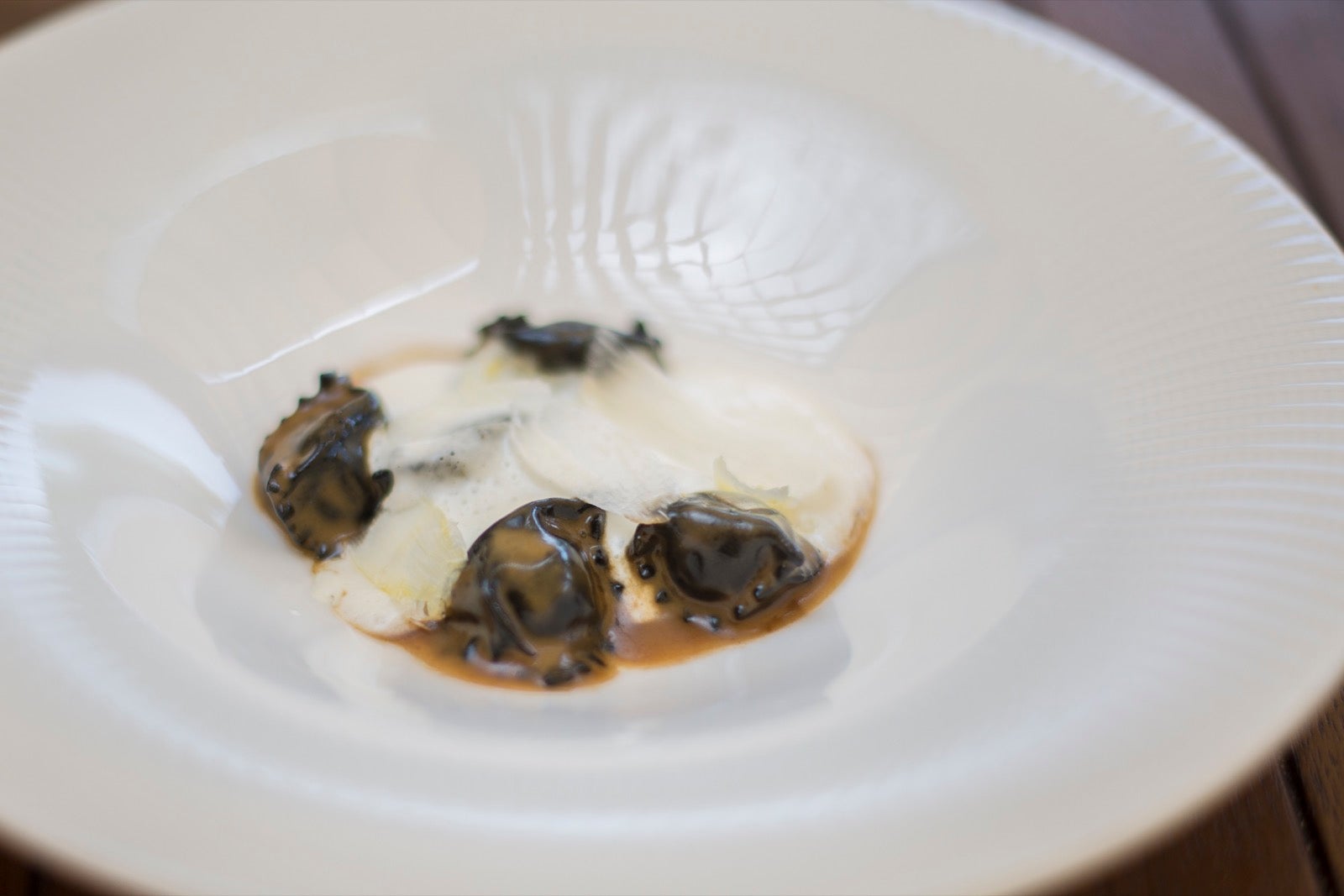 Agnolotti rellenos de ragout de calamar con pilpil de espárragos y trufa