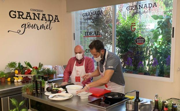 Ismanel Delgado, chef del Portal, elaborando su propuesta en las cocinas de Granada Gourmet