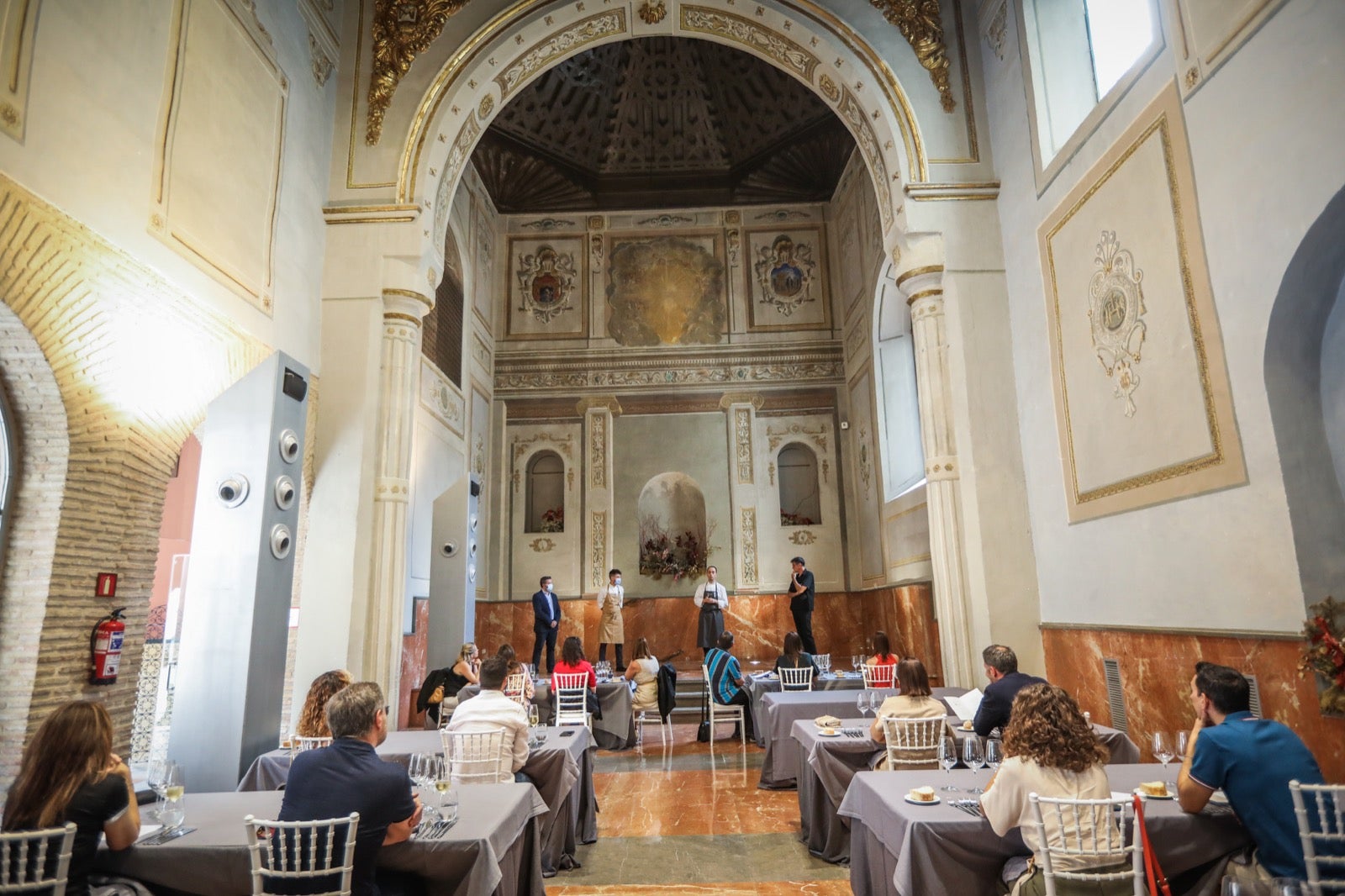 Un menú de primer nivel en un escenario de lujo.