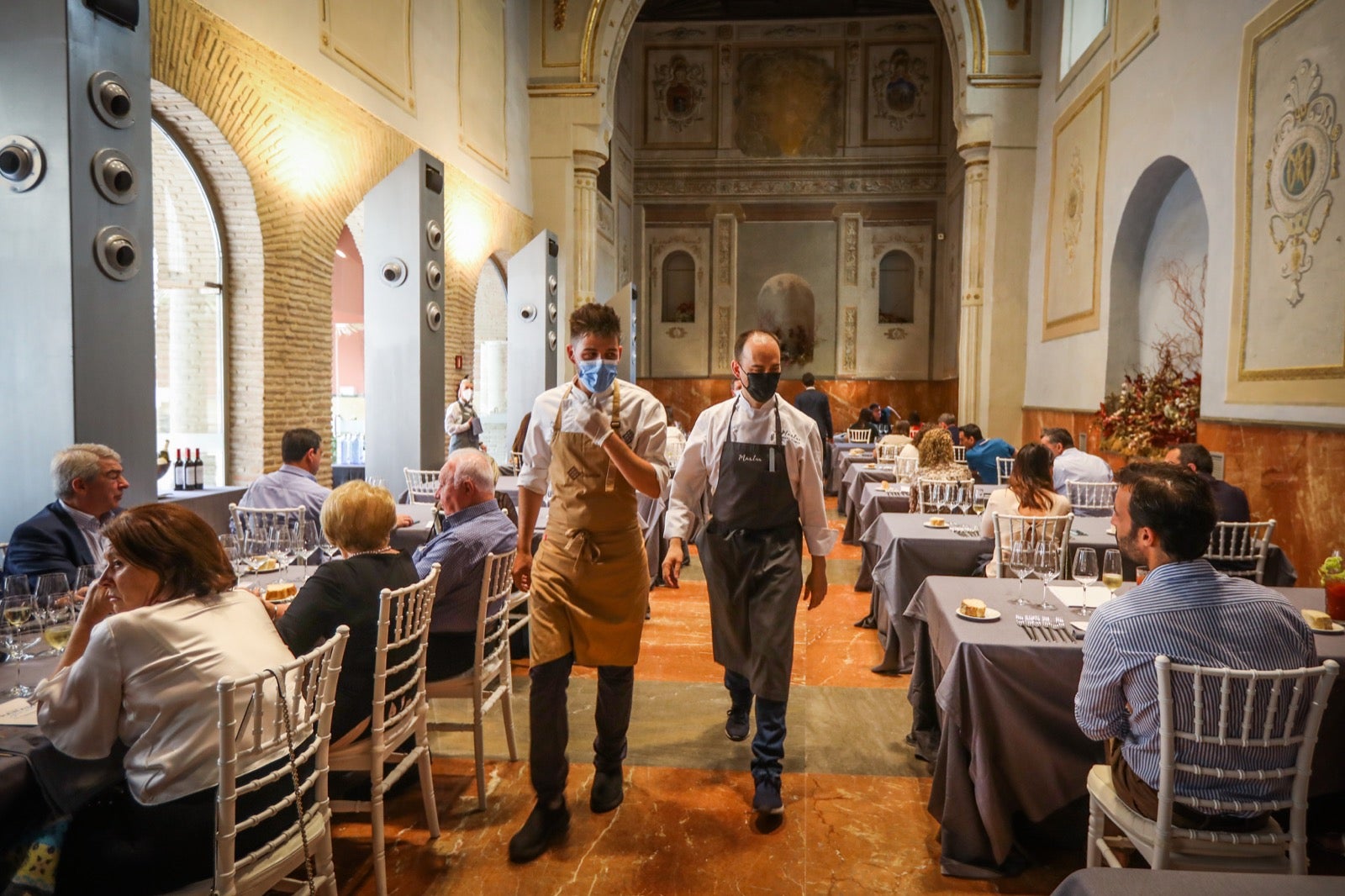 Un menú de primer nivel en un escenario de lujo.